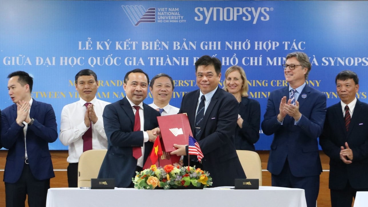 Vietnam National University - Ho Chi Minh City and Synopsys sign an agreement on semiconductor training in HCMC, March 15, 2024. Photo courtesy of Phu Nu HCMC (HCMC Women) newspaper.