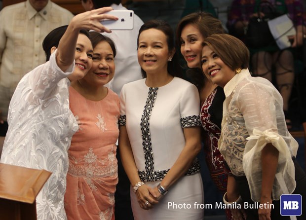 Philippine female senior managers pose for a group photo. Photo courtesy of pids.gov.ph.