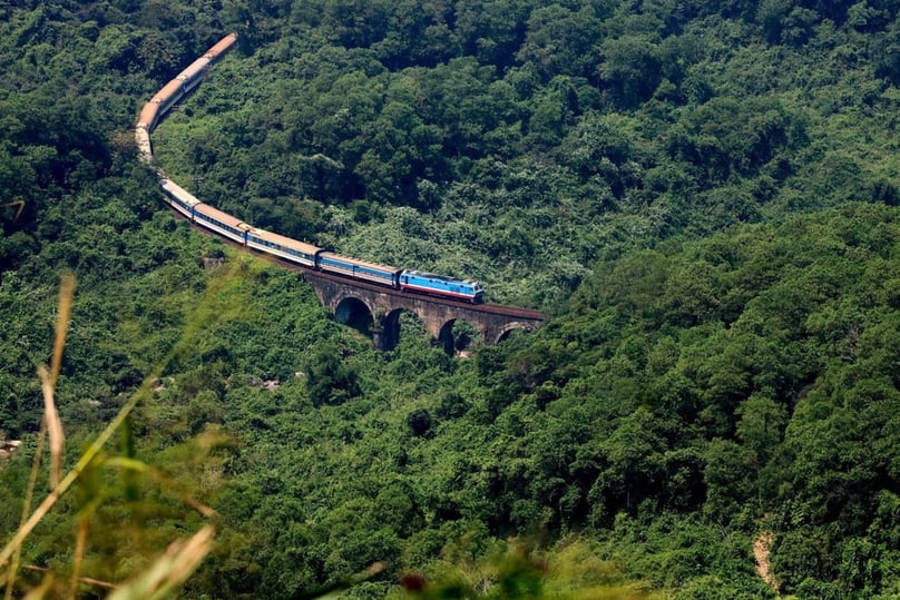 A train runs from Thua Thien-Hue province to Danang city, central Vietnam. Photo by The Investor/Ngoc Minh.