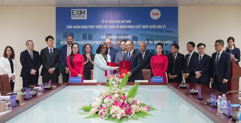 EXIM president and chair Reta Jo Lewis (center, left) and VDB chairman Le Van Hoan (center, right) sign an MoU in Hanoi on March 18, 2024. Photo courtesy of EXIM.