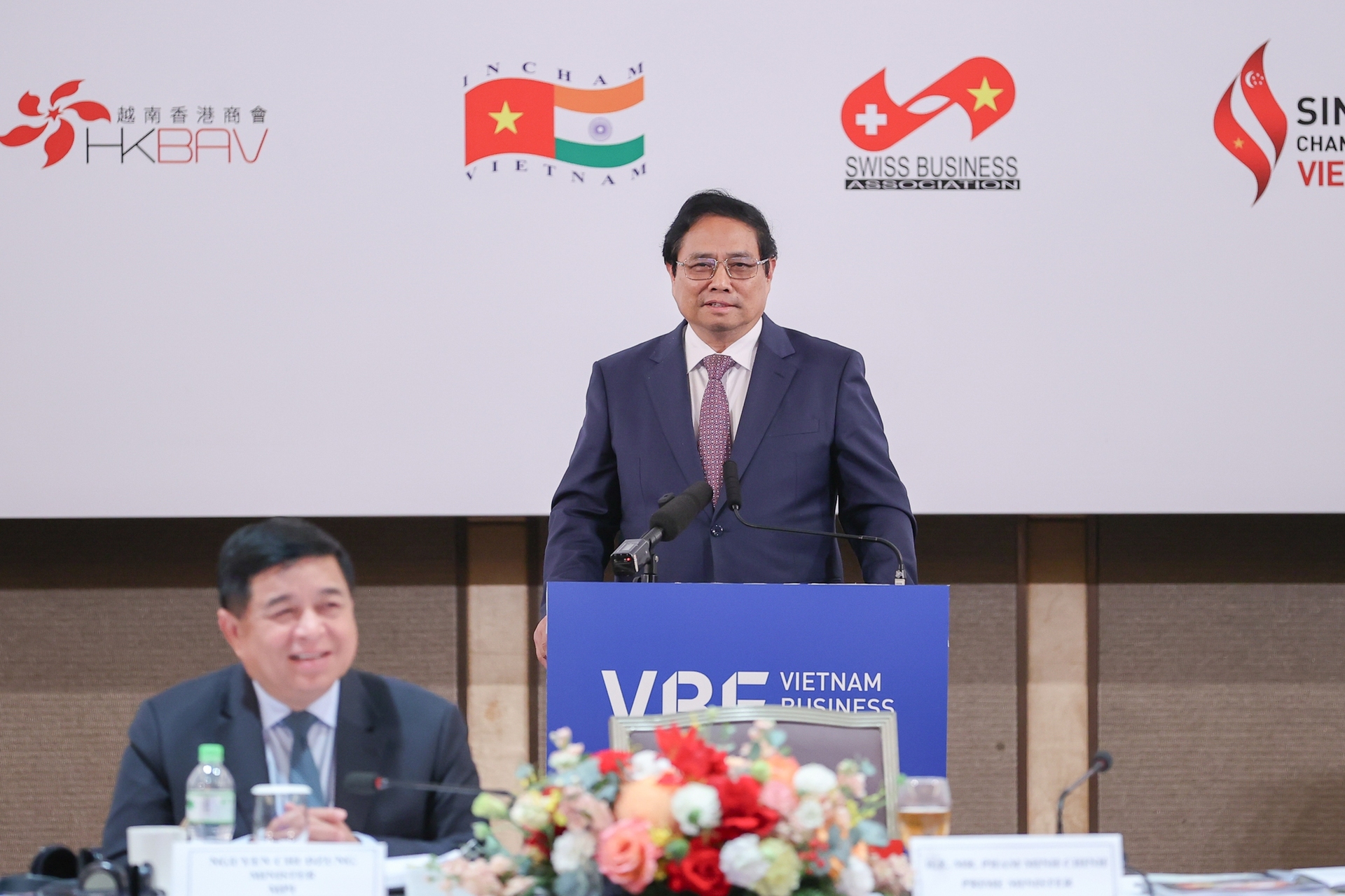 Prime Minister Pham Minh Chinh (behind) and Minister of Planning and Investment Nguyen Chi Dung at the Vietnam Business Forum (VBF) in Hanoi on March 19, 2024. Photo courtesy of the government's news portal.