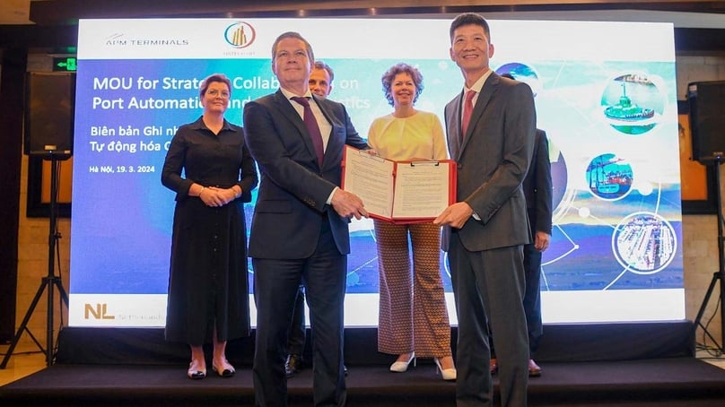 Jonathan Goldner (front, left), chief executive, Asia & Middle East, APM Terminals; and Nguyen Van Tien (front, right), CEO of HHIT, sign an MoU in Hanoi, March 19, 2024. Photo courtesy of APM Terminals.