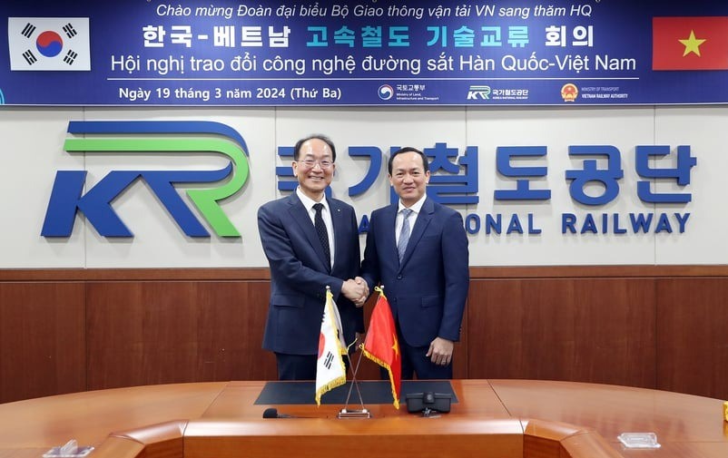 Lee Seong-hae (left), chairman of the Korea National Railway, and Tran Thien Canh, head of Vietnam's railway authority, at a meeting in South Korea on March 19, 2024. Photo courtesy of the Korea National Railway.