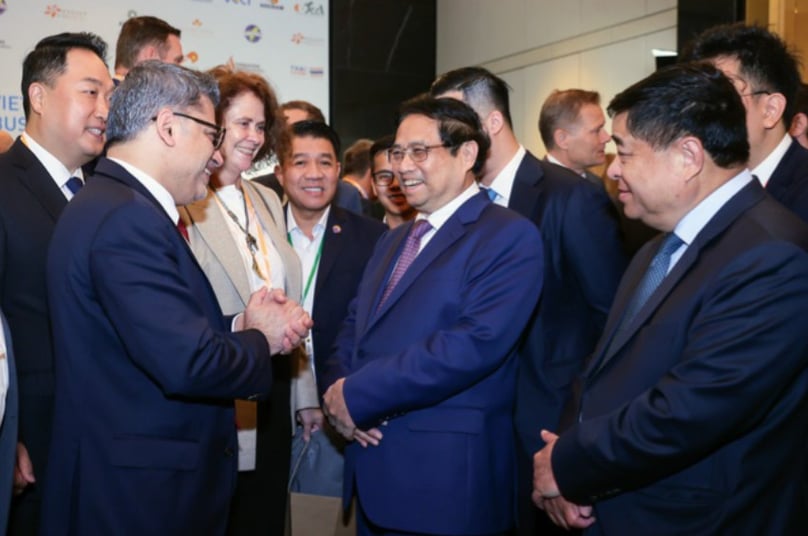 Prime Minister Pham Minh Chinh (middle) talks with representatives of the foreign business community at the Vietnam Business Forum (VBF) in Hanoi, March 19, 2024. Photo courtesy of the government’s news portal.
