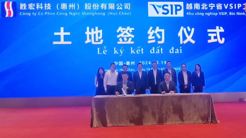 Đại diện Victory Giant Technology và VSIP Bắc Ninh ký kết thỏa thuận tại Trung Quốc ngày 19/3/2024. Ảnh do Đài truyền hình Bắc Ninh cung cấp.