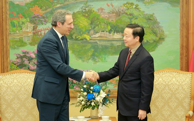 Vietnam’s Deputy Prime Minister Tran Hong Ha (right) hosts a reception for Olivier Michalon, executive vice president in charge of global business for Airbus Helicopters, Hanoi, March 20, 2024. Photo courtesy of the government’s news portal.