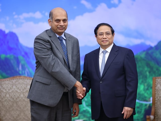 Vietnamese Prime Minister Pham Minh Chinh (right) hosts a reception for Karthik Rammohan, vice president of global operations at Lam Researchin, Hanoi, March 20, 2024. Photo courtesy of the government's news portal.