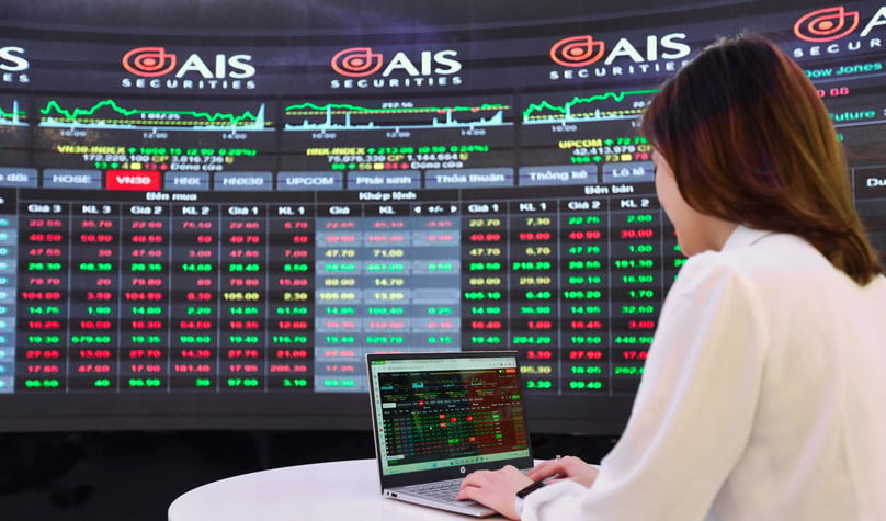 Six months ahead of the market status upgrade is the best time to buy stocks, say experts. Photo by The Investor/Trong Hieu.