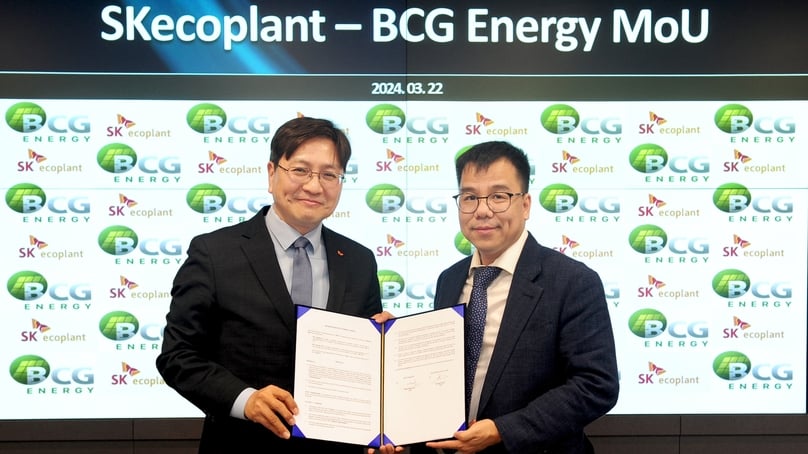 SK ecoplant CEO Kyoung-II Park (left) and BCG Energy CEO Pham Minh Tuan at an MoU signing ceremony in Seoul on March 22, 2024. Photo courtesy of SK ecoplant.