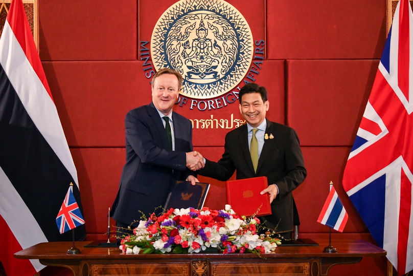 Thailand’s Deputy Prime Minister and Minister of Foreign Affairs Parnpree Bahiddha-Nukara (right) and Secretary of State for Foreign, Commonwealth, and Development Affairs of the UK David Cameron at the signing ceremony on March 20, 2024. Photo courtesy of the Thai foreign ministry.