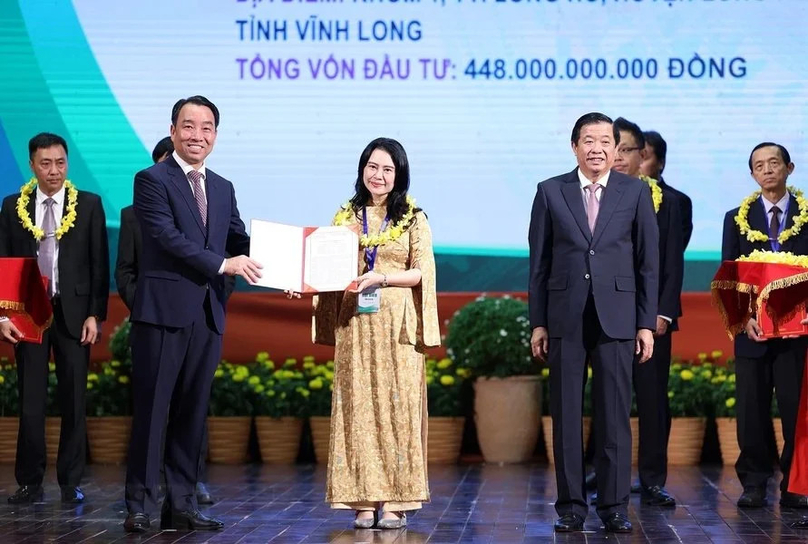 Leaders of Vinh Long province grant investment certificates to investors. Photo courtesy of Vietnam News Agency.
