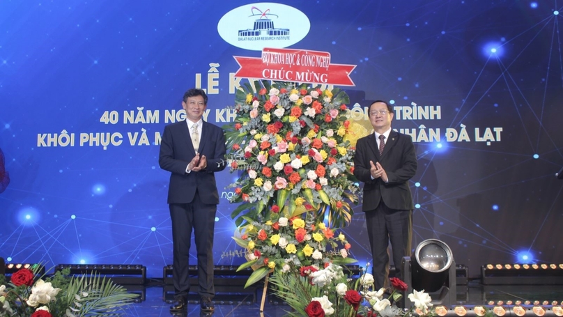 Cao Dong Vu (left), head of the Dalat Nuclear Research Institute, and Minister of Science and Technology Huynh Thanh Dat at the 40th anniversary of Dalat Nuclear Research Institute, Lam Dong province, Central Highlands, March 23, 2024. Photo courtesy of the ministry.