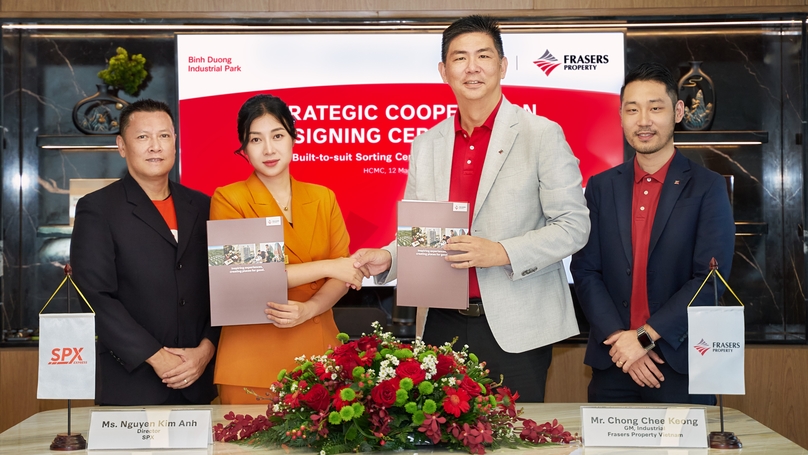 Executives of logistics service provider SPX and Frasers Property Vietnam sign an agreement in HCMC on setting up an automatic sorting center in Binh Duong province, March 12, 2024. Photo courtesy of Frasers Property.