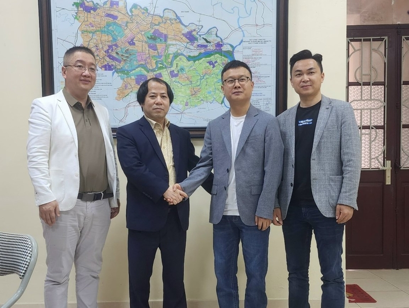  Nguyen Quang Hoang (second, left), director of the Bac Ninh Center for Investment and Development of Industrial Zones, meets wity Tony Ren, chairman of Guangdong SQ New Material Co., Bac Ninh, March 25, 2024. Photo courtesy of the Bac Ninh Industrial Zone Authority. 