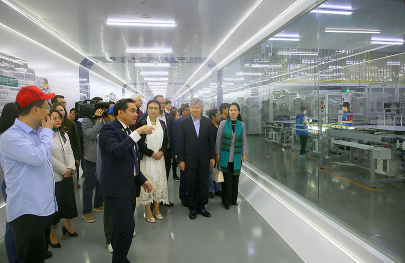  Businesses and investors visit Jinko Solar Vietnam Industry Co., Ltd.'s silicone sheet production line in Song Khoai Industrial Park, Quang Yen town, Quang Ninh province. Photo courtesy of Quang Ninh Newspaper.