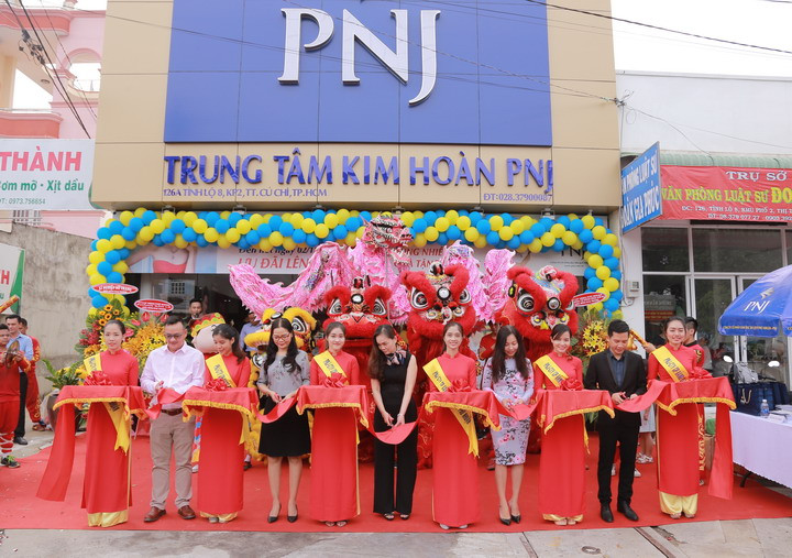 A PNJ store is inaugurated in Ho Chi Minh City, southern Vietnam. Photo courtesy of the company.