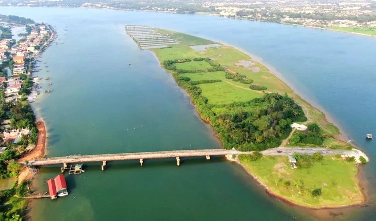 The Quan Hau luxury urban area will cover the entire Con Soi island in the middle of Nhat Le River, Quan Hau township, Quang Ninh district, Quang Binh province, central Vietnam. Photo courtesy of Vietnam Trade and Technology Company.