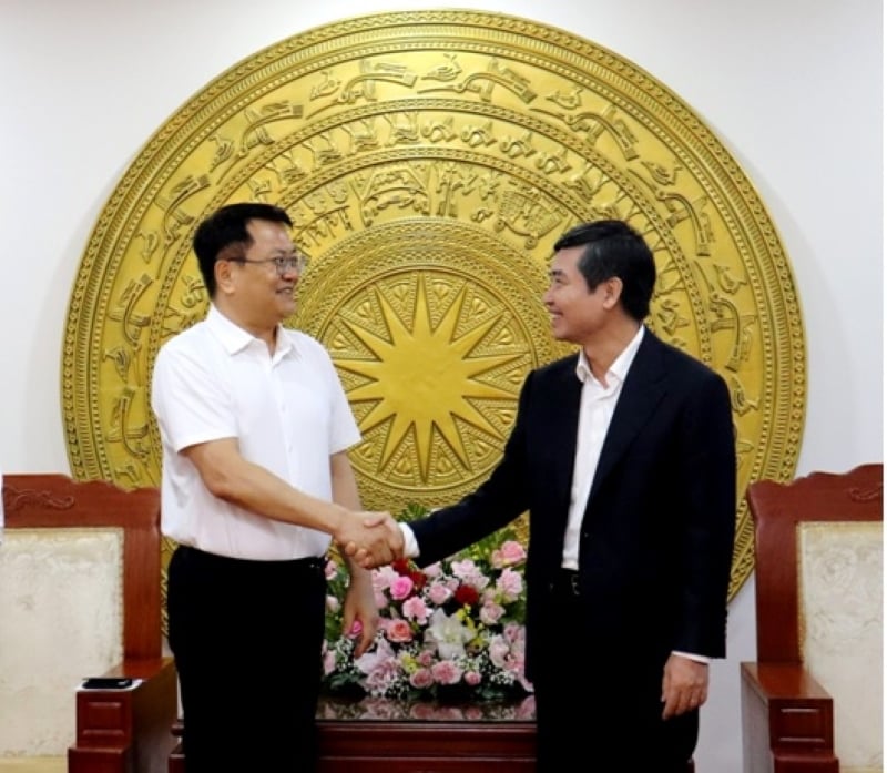 Phu Yen Chairman Ta Anh Tuan (right) greets a member of the visiting delegation from South Korean chaebol SK in Phu Yen province, central Vietnam, March 27, 2024. Photo courtesy of Phu Yen's news portal.