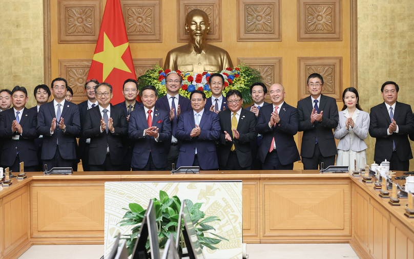 Vietnamese Prime Minister Pham Minh Chinh takes a photo with the co-chairmen of Keidanren and Japanese businesses in Hanoi on March 28, 2024. Photo courtesy of the Vietnamese government's news portal.