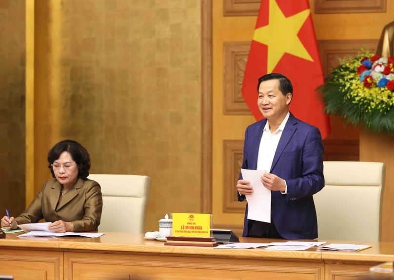 Deputy Prime Minister Le Minh Khai (standing) and State Bank of Vietnam Governor Nguyen Thi Hong at a meeting of the National Advisory Council for Financial and Monetary Policies in Hanoi, March 28, 2024. Photo courtesy of the government's news portal. 