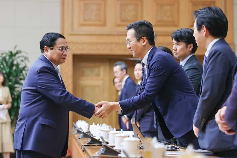 Vietnamese Prime Minister Pham Minh Chinh (left) welcomes the co-chairmen of Keidanren and Japanese businesses in Hanoi on March 28, 2024. Photo courtesy of the Vietnamese government's news portal.