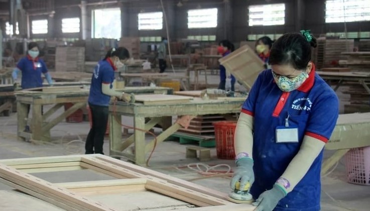 Workers at a wood processing factory in Binh Dinh province, south-central Vietnam. Photo by The Investor/Nguyen Tri.