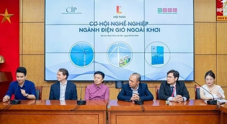 Stuart Livesey (left, second), CEO of La Gan Wind, attends a seminar on offshore wind power in Hanoi on March 28, 2024. Photo courtesy of Vietnam News Agency.
