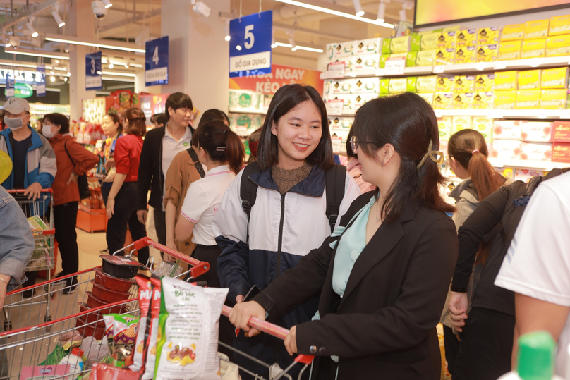 Customers at a WinMart supermarket. Photo courtesy of WinCommerce.