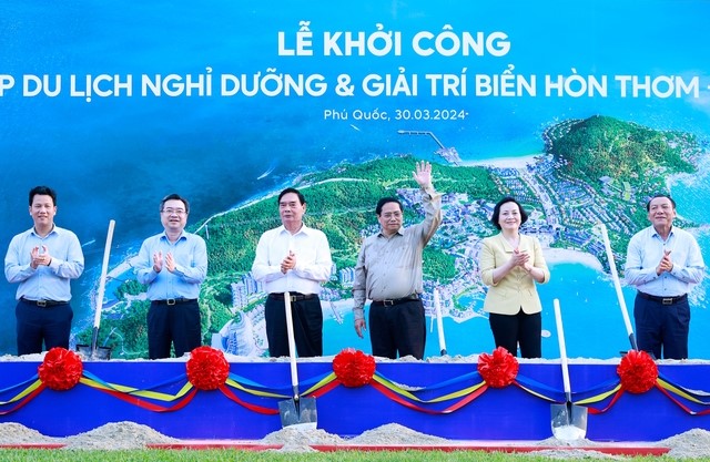 Prime Minister Pham Minh Chinh (third, right) attends a groundbreaking ceremony for a $2-billion complex invested by Sun Group on Hon Thom island, Phu Quoc city, Kien Giang province, southern Vietnam, March 30, 2024. Photo courtesy of the government's news portal.
