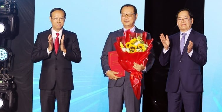 Ba Ria-Vung Tau leaders award the investment registration certificate for the Bio-based (1,4 Butanediol) BDO project in Phu My 2 Industrial Park to a representative of Hyosung Dong Nai Company Limited, March 30, 2024. Photo courtesy of Ba Ria-Vung Tau newspaper.