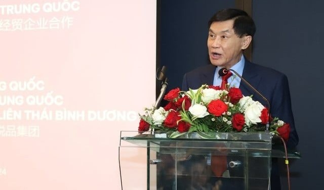 Chairman of Imex Pan Pacific Group Johnathan Hanh Nguyen speaks at a meeting with China Duty Free (CDF) and China Tourism (CTG) representatives in Ho Chi Minh City, March 29, 2024. Photo courtesy of the government's news portal.