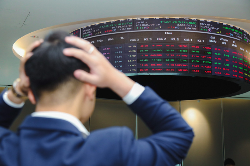 A trader at a Smart Invest Securities office in Hanoi. Photo by The Investor/Trong Hieu.