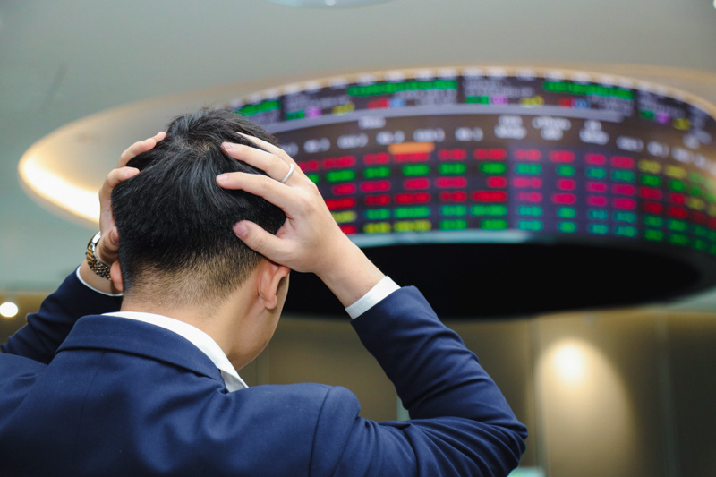 A trader at a Smart Invest Securities office in Hanoi. Photo by The Investor/Trong Hieu.