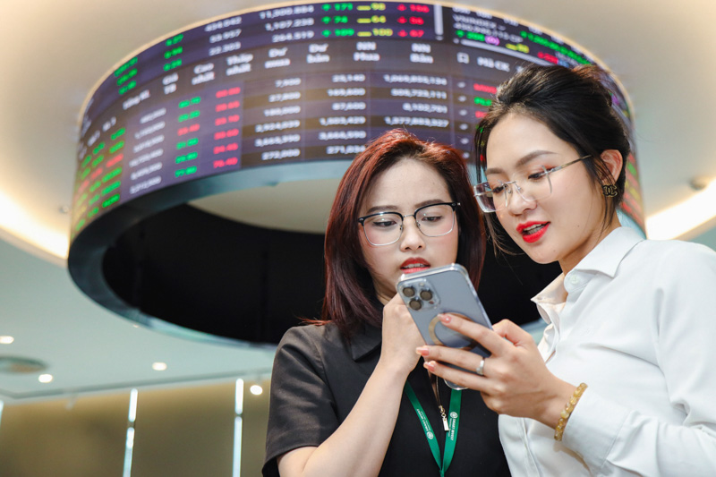 Investors at a Smart Invest Securities office in Hanoi. Photo by The Investor/Trong Hieu.