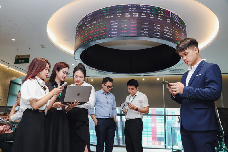 Traders at a Smart Invest Securities JSC office in Hanoi. Photo by The Investor/Trong Hieu.