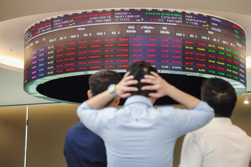 Investors look at a trading board at Smart Invest Securities in Hanoi. Photo by The Investor/Trong Hieu. 