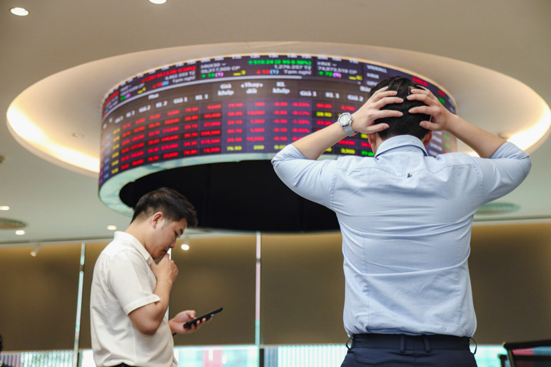 Traders at a Smart Invest Securities office in Hanoi. Photo by The Investor/Trong Hieu.