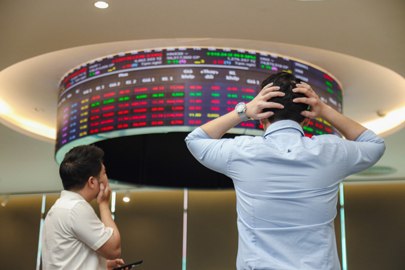 Traders watch stock prices. Photo by The Investor/Trong Hieu.