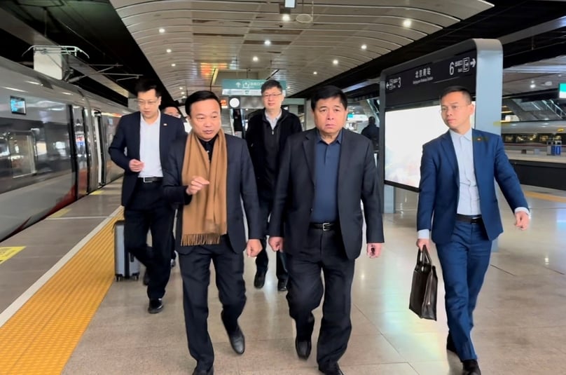 Vietnamese Minister of Planning and Investment Nguyen Chi Dung (center, front) experiences the Beijing-Shanghai railway on March 29, 2024. Photo courtesy of the Ministry of Planning and Investment.