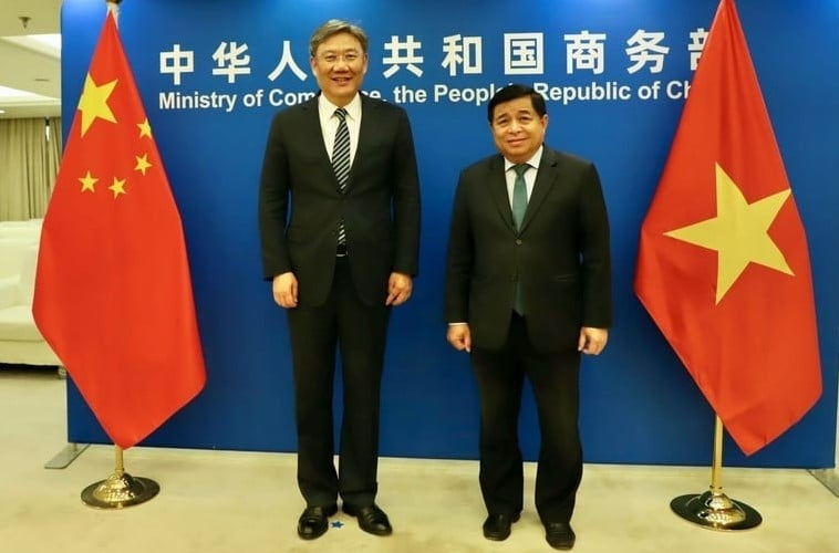 Vietnamese Minister of Planning and Investment Nguyen Chi Dung (right) and Chinese Minister of Commerce Wang Wentao at a meeting in China, March 28, 2024. Photo courtesy of the Ministry of Planning and Investment.