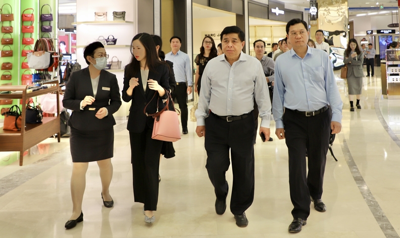 Minister of Planning and Investment Nguyen Chi Dung (second, right) tours the Haikou Integrated Free Trade Zone, Hainan province, China. Photo courtesy of Vietnam's Ministry of Planning and Investment.