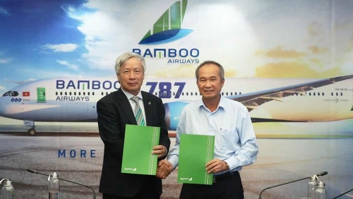 Chairman of Sacombank Duong Cong Minh (right) joins Bamboo Airways as senior advisor in mid-August 2022. Photo courtesy of Bamboo Airways.