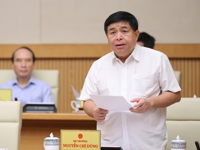 Minister of Planning and Investment Nguyen Chi Dung speaks at a cabinet meeting in Hanoi, April 3, 2024. Photo courtesy of the government's news portal.