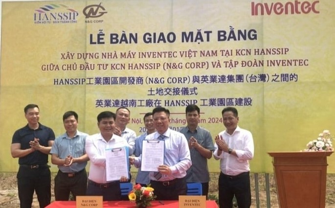 Representatives of N&G Corp and Inventec at a land delivery ceremony in Hanoi, April 1, 2024. Photo courtesy of Kinh Te & Do Thi (Economics & Urban) newspaper.