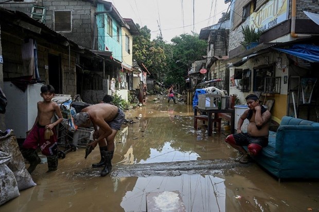  People clean their flooded homes in the aftermath of Super Typhoon Noru in San Mateo, Rizal province on September 2022. Photo courtesy of philstar.com.