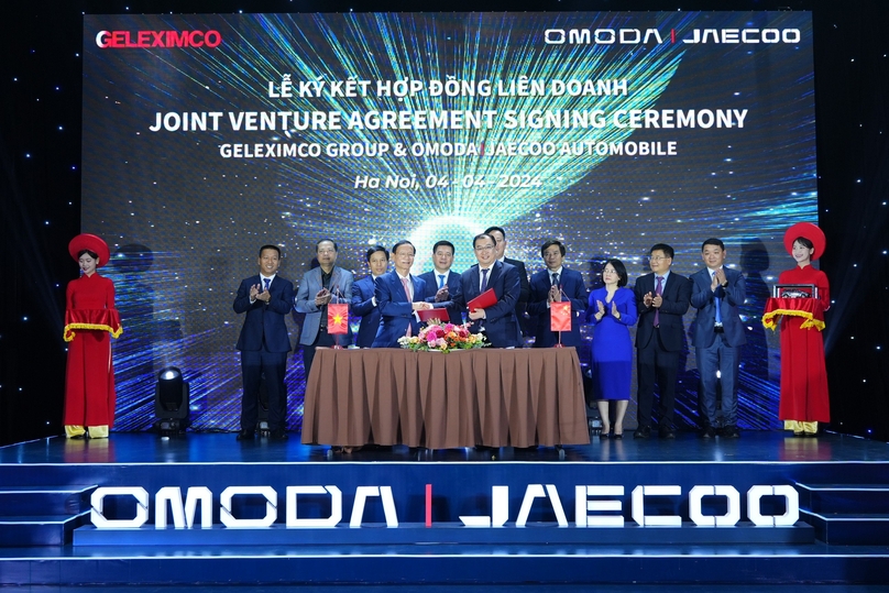 Lãnh đạo Geleximco và Omoda & Jaecoo ký kết thỏa thuận liên doanh tại Hà Nội, ngày 4/4/2024. Ảnh do Báo Đại Biểu Nhân Dân cung cấp.