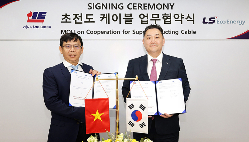 Tran Ky Phuc (left), head of the Institute of Energy, and Lee Sang-ho, CEO of Korean firm LS Eco Energy, sign a memorandum of understanding on promoting superconducting cable. April 1, 2024. Photo courtesy of LS Eco Energy.