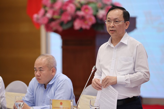 Deputy Governor of the State Bank of Vietnam Dao Minh Tu (standing) answers reporters' questions at a government press meeting on April 3, 2024. Photo courtesy of the government's news portal.