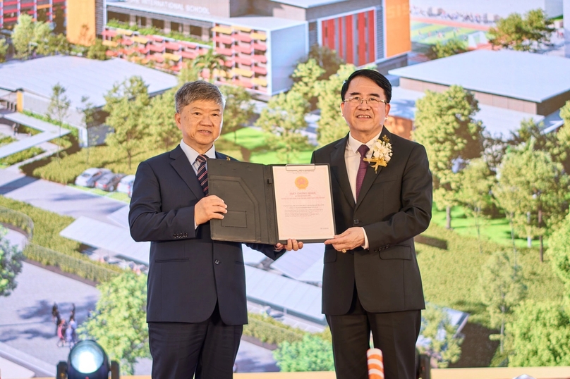 Ricky Tan, chairman of KinderWorld, receives the land use right certificate for the company’s project from Hai Phong’s Vice Chairman Le Khac Nam, April 5, 2024. Photo courtesy of KinderWorld.