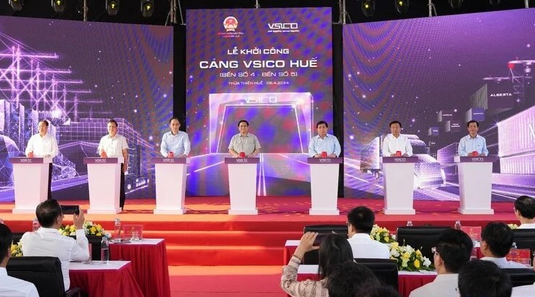 Prime Minister Pham Minh Chinh (fourth from right) launches the construction of wharves No. 4 and No. 5 in the Chan May port cluster, Chan May-Lang Co Economic Zone, Thua Thien-Hue province, central Vietnam, April 6, 2024. Photo by The Investor/Duc Tai.